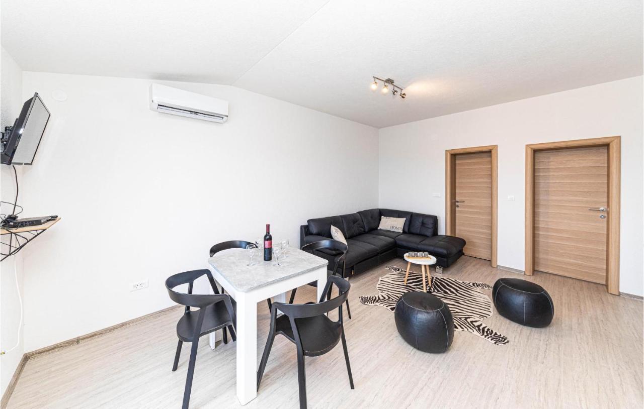 Stunning Apartment In Kastel Luksic With Wifi Kastela Exterior photo